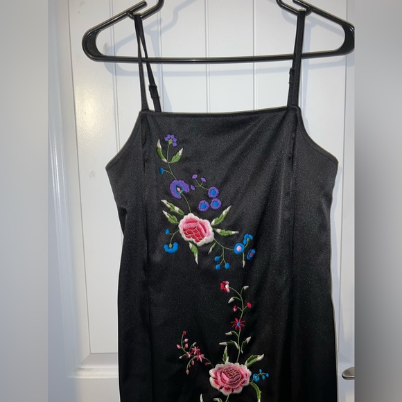 Vintage black embroidered gown - Picture 2 of 4